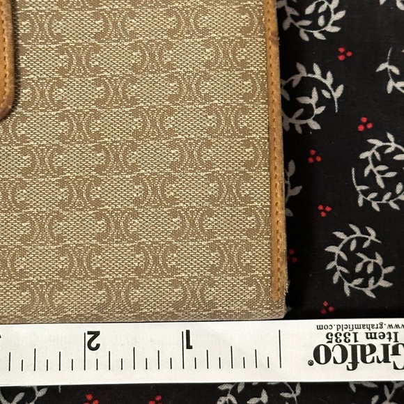 Vintage Celine Macadam - Ladies long wallet in beige. Kiss lock. Snap front. - Picture 2 of 16